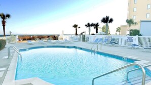 Piscina com indicador de profundidade de 0,9 metros, indicador de profundidade de 1,2 metros e aviso: área rasa, mergulho proibido.