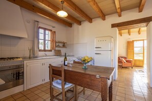 Jääkaappi, mikroaaltouuni, uuni, astianpesukone