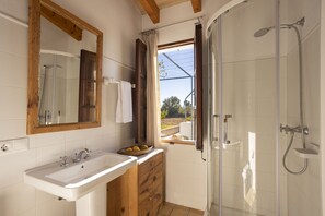 Shower, towels - Beautiful farm with 1 bedroom, 1 bathroom, wifi, pool and barbecue, adults only. (Selva)