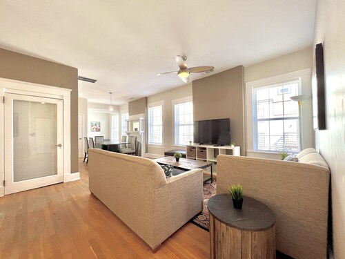 ⌂ Elevated 2bed 1.5 Bath in a Historic 1913 Building ⌂