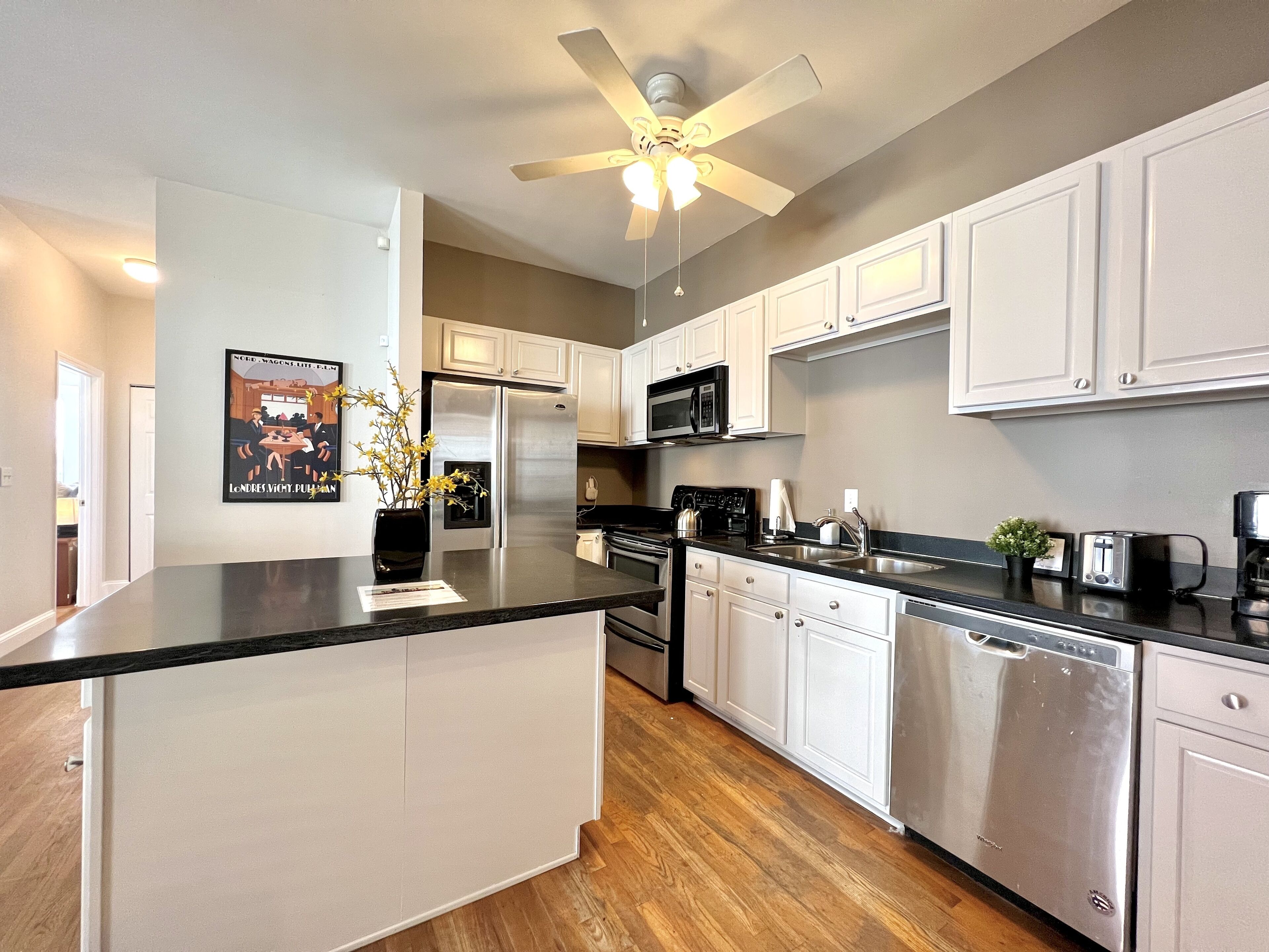 ⌂ Elevated 2bed 1.5 Bath in a Historic 1913 Building ⌂