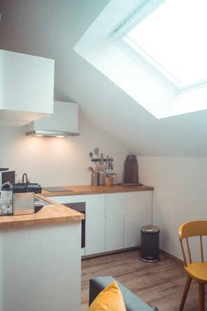 Fridge, oven, stovetop, coffee/tea maker