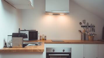 Réfrigérateur, four, plaque de cuisson, cafetiÚre/bouilloire