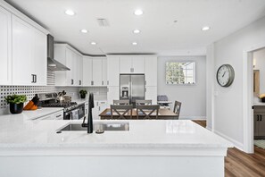Frigorífico, microondas, horno y placa de cocina