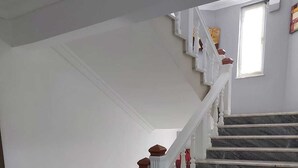 A staircase with marble steps and white balusters, leading to a landing with a window. - Pamukkale Hotel (Didim)