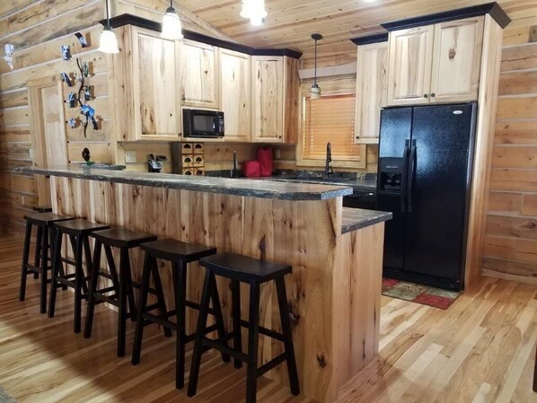 Fridge, microwave, oven, stovetop - *Pinewoods Cabin* Secluded wilderness and wildlife (Custer)