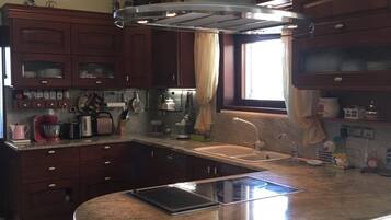 Een koelkast, een oven, een kookplaat, een vaatwasser