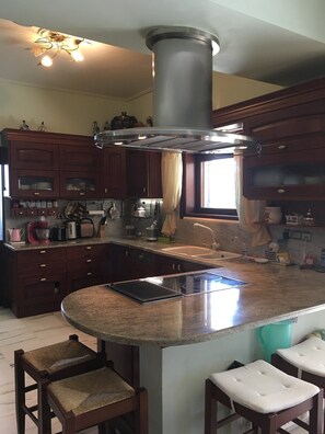 Een koelkast, een oven, een kookplaat, een vaatwasser