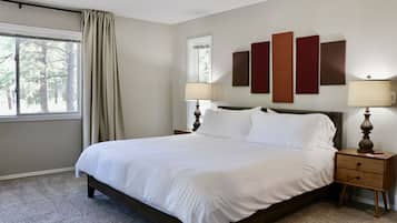 3 slaapkamers, een bureau, een strijkplank/strijkijzer, reisbedje