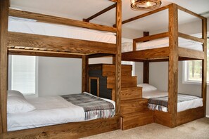 3 habitaciones, escritorio y tabla de planchar con plancha