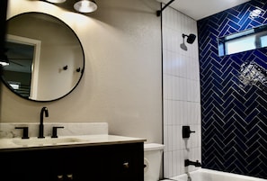 Combined shower/bathtub, eco-friendly toiletries, hair dryer, towels