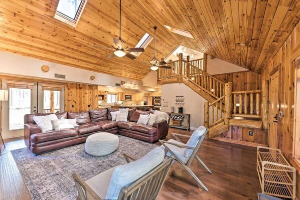 TV connectée, cheminée, jeux vidéo, table de tennis de table