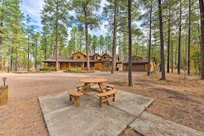 Outdoor dining - The Monarch (Pinetop-Lakeside)