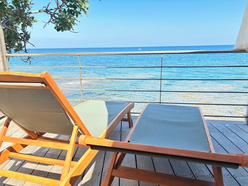 Apartment ALL COMFORT, TERRACE and DIRECT SEA ACCESS, FEET IN THE WATER