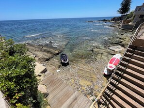 På stranden och solstolar