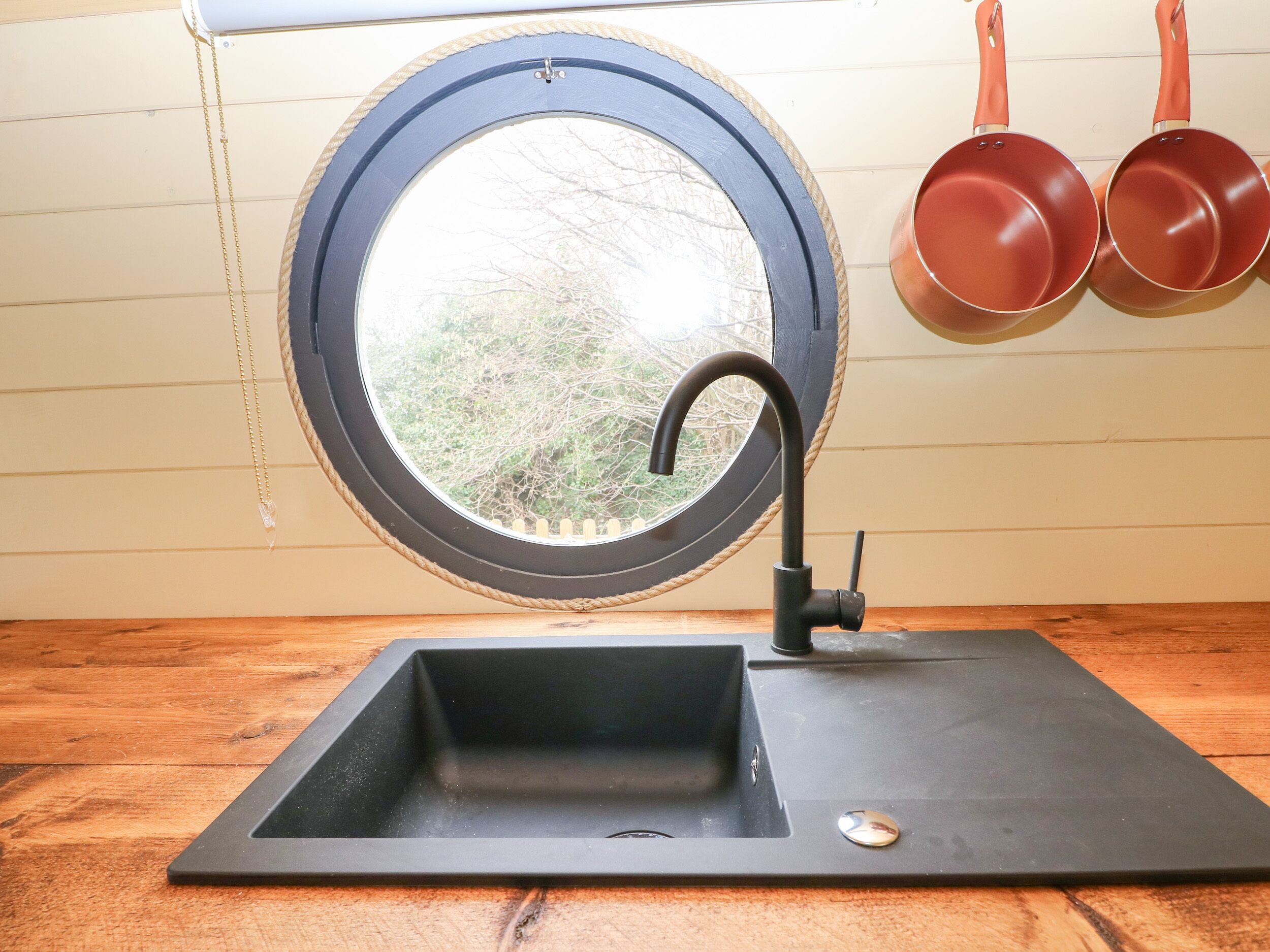 Cottage | Private kitchen | Fridge, electric kettle, toaster, cookware/dishes/utensils