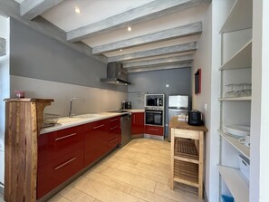 Réfrigérateur, micro-ondes, plaque de cuisson, lave-vaisselle