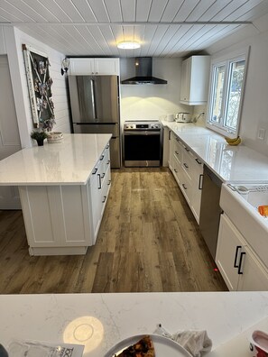 Fridge, oven - Haliburton Lakefront on Kashagawigamog lake (dysart et al)