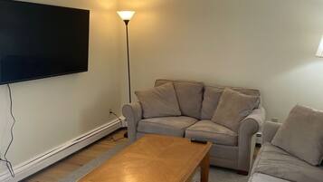 Smart-tv en een computerscherm