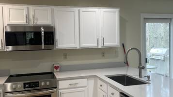 Geladeira, micro-ondas, fogão, cooktop