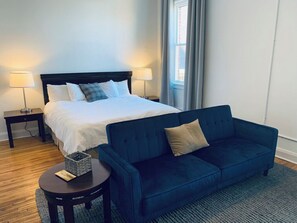 Tabla de planchar con plancha, wifi y ropa de cama 
