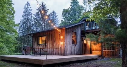 Chic Catskills Cabin with Hot Tub and Fire Pit