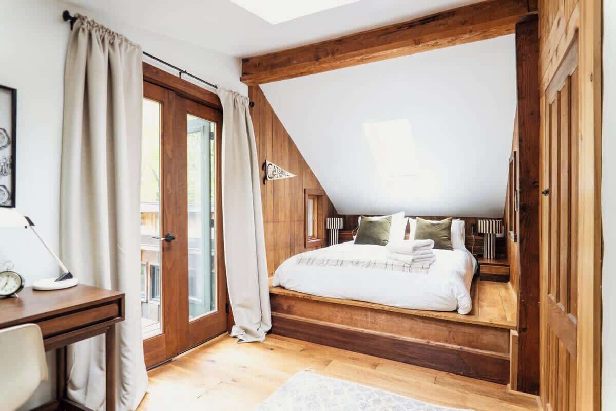 3 bedrooms, desk, iron/ironing board, travel crib