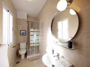 Bathtub, hair dryer, towels - HOMEABOUT LA MERCED APARTMENT 34 (2BR 1BT) (Malaga)