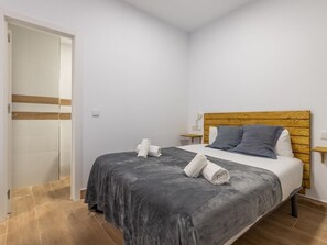 Iron/ironing board, Internet, bed sheets - HOMEABOUT LA MERCED LOFT 8 (Malaga)