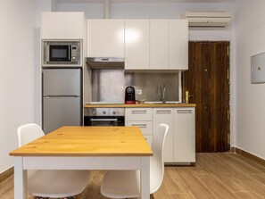 Kühlschrank, Mikrowelle, Ofen, Wasserkocher mit Kaffee-/Teezubehör