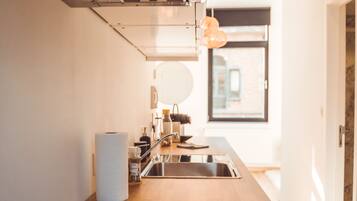 Micro-ondes, four, cafetiĂšre/bouilloire