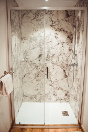 Douche, sèche-cheveux, serviettes fournies, savon