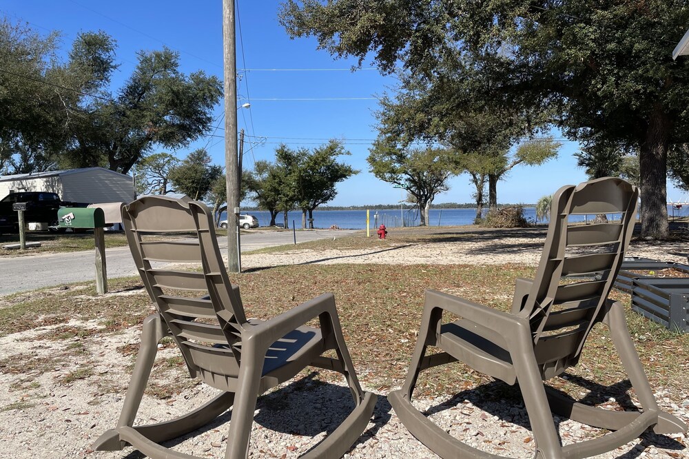 Pet friendly 2/2 Steps to bay, Tyndall Crash Pad. East St. Andrews Bay access.