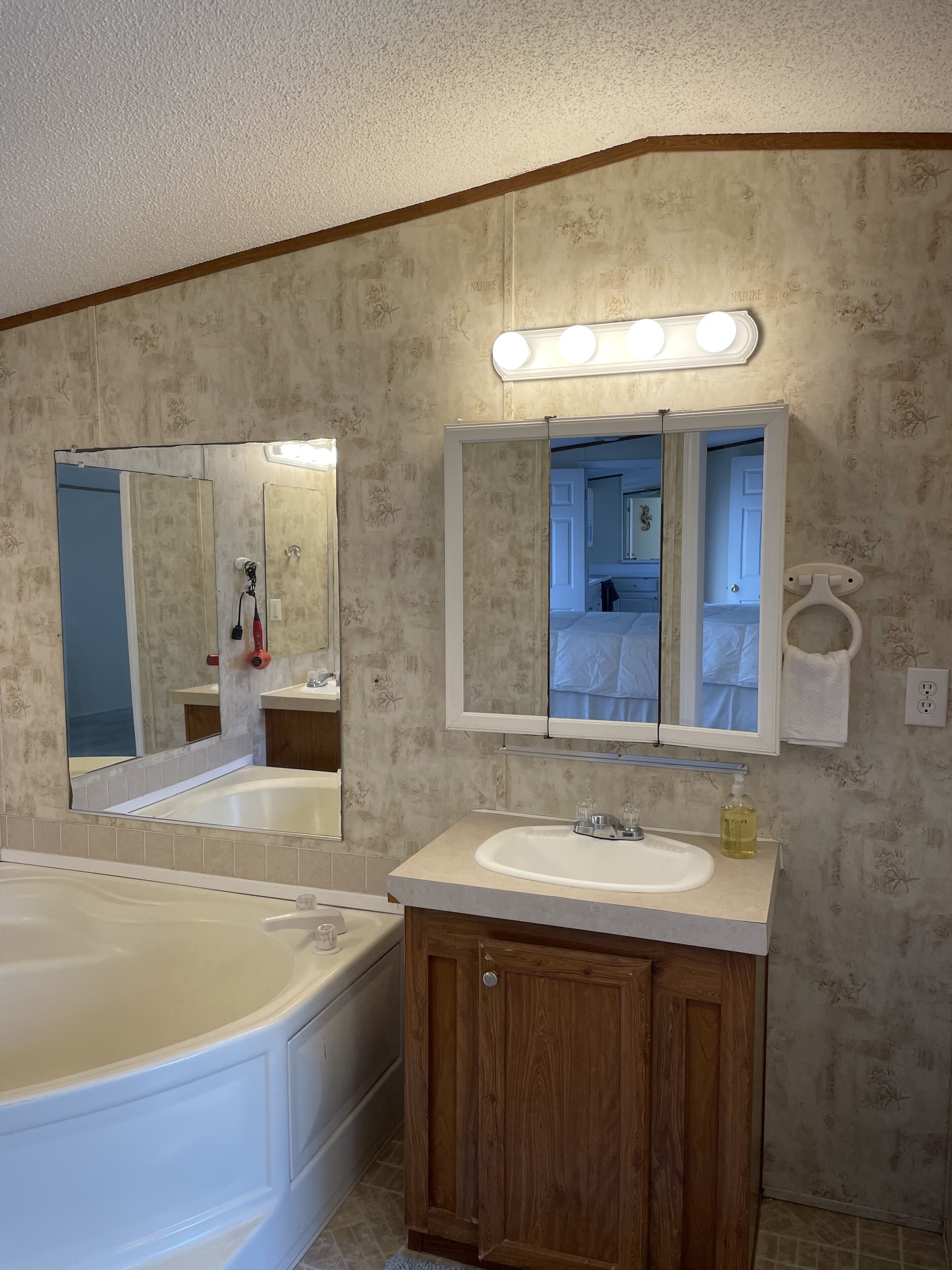 Pet friendly 2/2 Steps to bay, Tyndall Crash Pad. East St. Andrews Bay access.