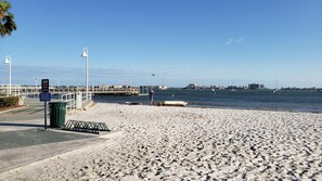 Una spiaggia nelle vicinanze, lettini da mare, teli da spiaggia