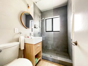 Appartement | Salle de bain | Douche, articles de toilette de luxe, sèche-cheveux, serviettes fournies