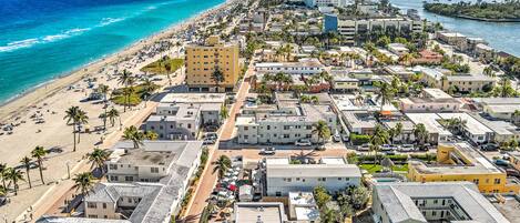 Un paisaje urbano costero con playa, edificios y cielo despejado.