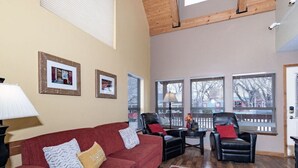 Living area - *BBQ *Pet Friendly *WIFI *Walk to Whiskey Row (Prescott)