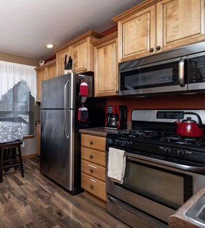 Een koelkast, een microgolfoven, een oven, een kookplaat