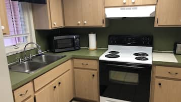 Een koelkast, een magnetron, een oven, een kookplaat