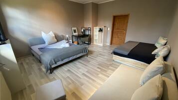 3 chambres, bureau, fer et planche Ă repasser, lit parapluie