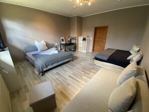3 habitaciones, escritorio y tabla de planchar con plancha 