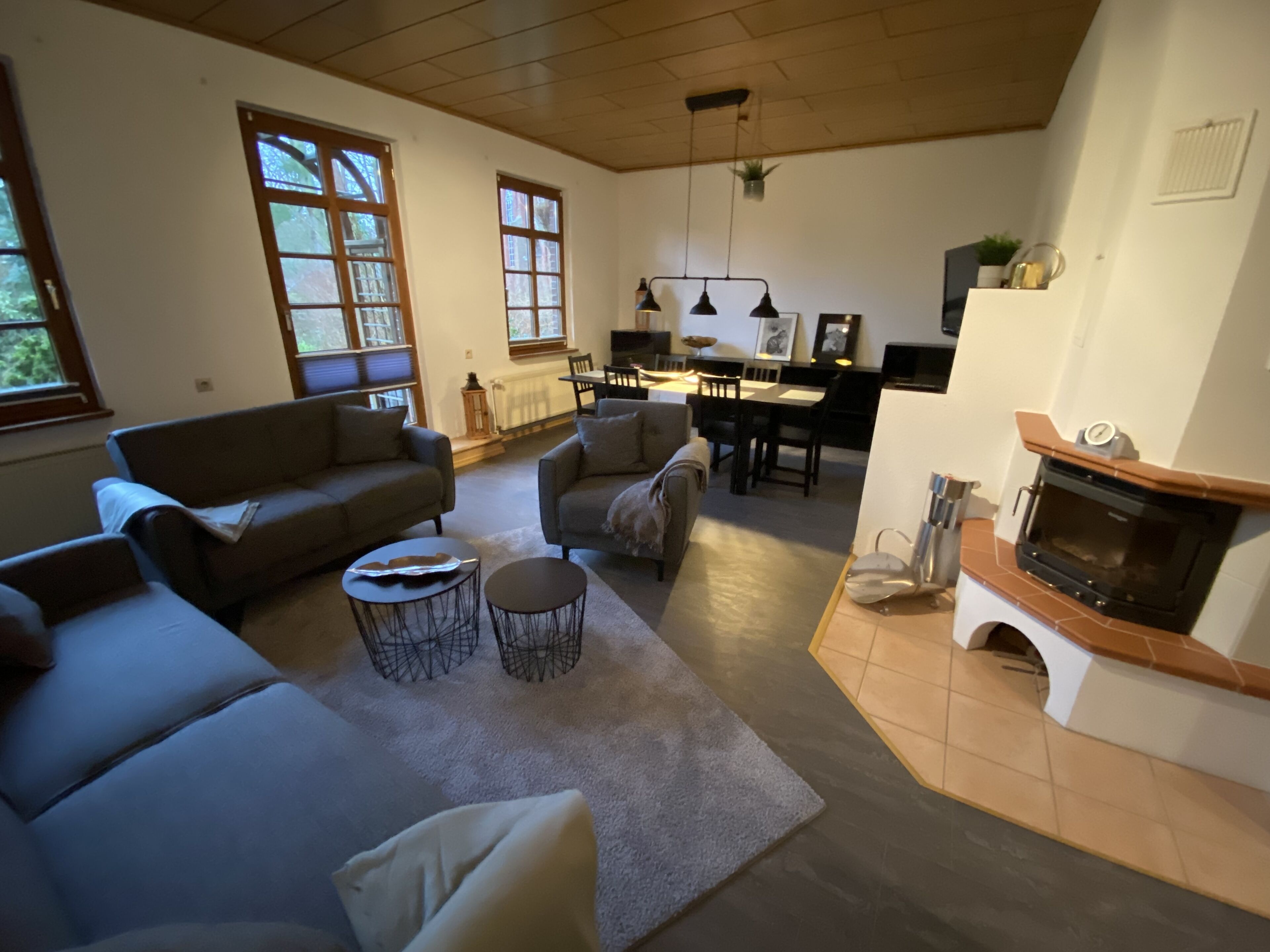 Älytelevisio, takka, kirjoja