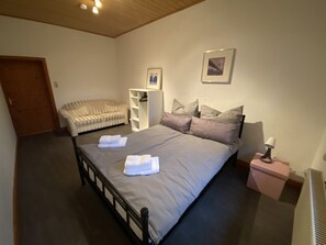 3 chambres, bureau, fer et planche à repasser, accès au Wi-Fi (inclus)