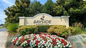 Señal de Bayside en Bethany Lakes, con un jardín paisajístico al frente.