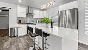 Private kitchen - MODERN HOME WITH GYM, SAUNA, POOL AND GAME ROOM (El Paso)