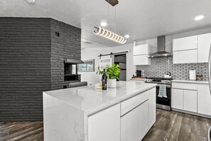 Fridge, microwave, oven, stovetop - MODERN HOME WITH GYM, SAUNA, POOL AND GAME ROOM (El Paso)