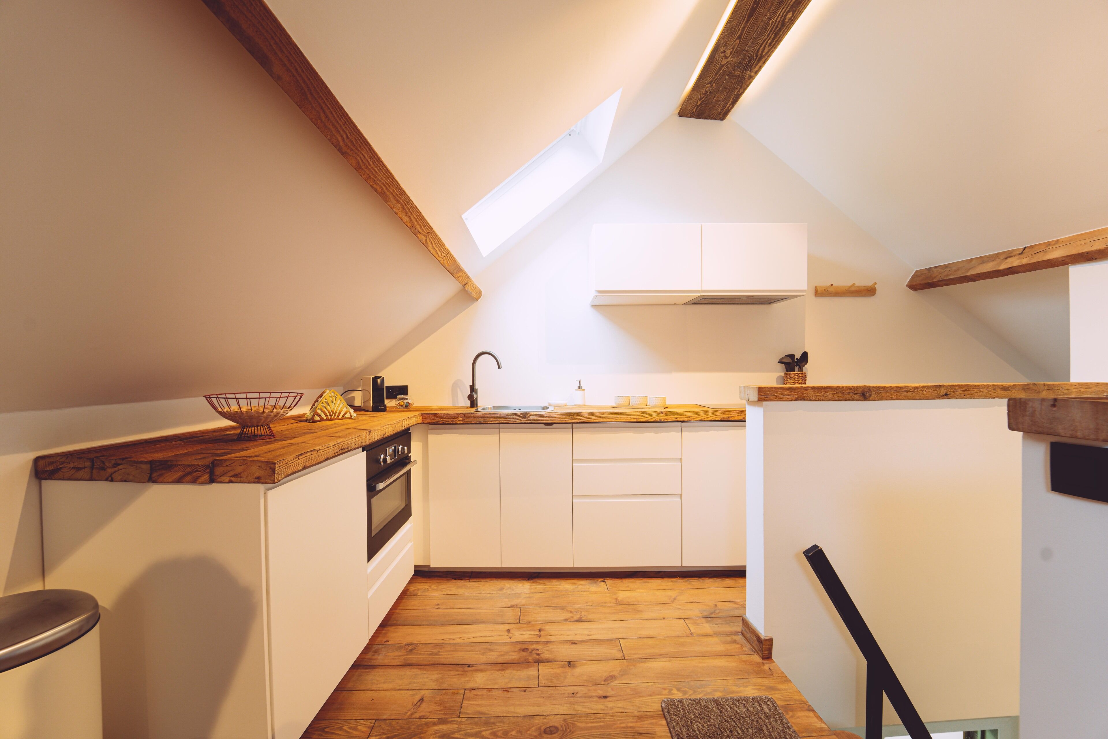 Een microgolfoven, een koffiezetapparaat/waterkoker