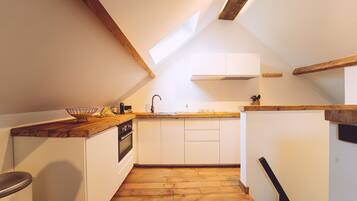 Een microgolfoven, een koffiezetapparaat/waterkoker