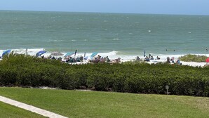 Une plage avec des parasols et des gens qui se détendent.